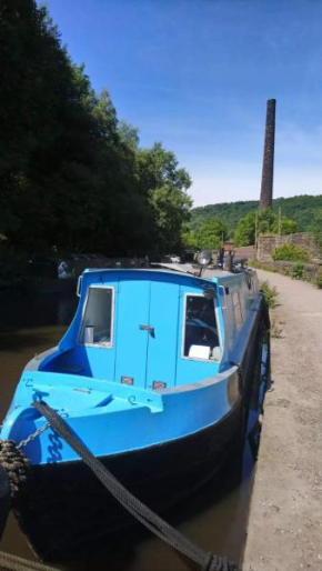 Margie, cosy narrowboat stay in the heart of Hebden Bridge